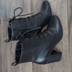 NWOT Giani Bini heeled boots